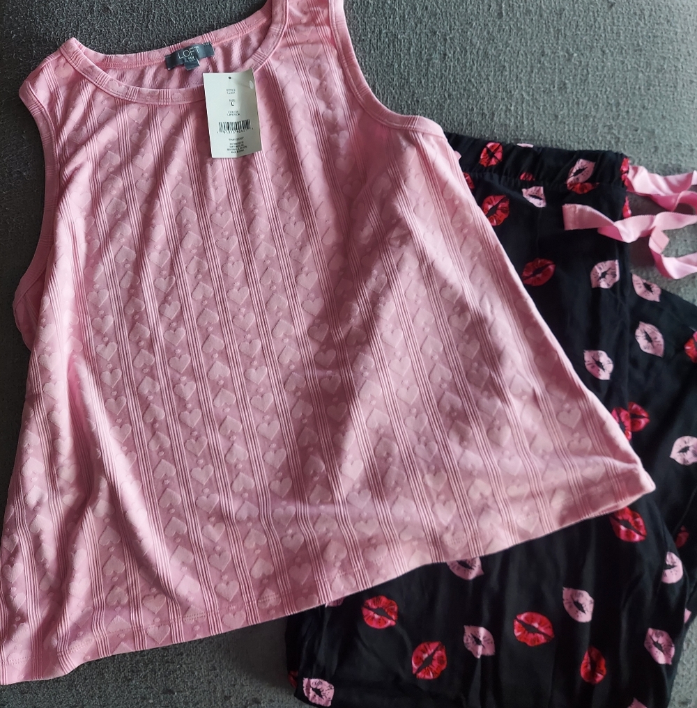 Pink Sleeveless Top and Black Lip Print Pajama Set
